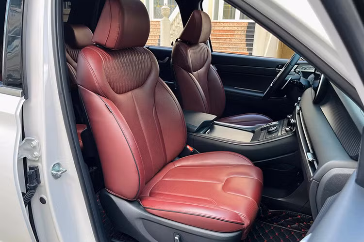 "Trái tim" của xe là khối động cơ dầu R 2.2L, sản sinh công suất tối cực đại 200 mã lực, mô-men xoắn cực đại 440 Nm. Khối động cơ này làm việc chung với hộp số tự động 8 cấp và hệ dẫn động 4 bánh. Người dùng có thể trải nghiệm 4 chế độ lái gồm Eco, Comfort, Sport và Smart.