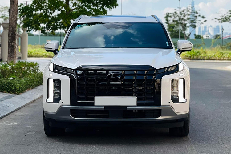 Ngoại thất Hyundai Palisade nổi bật với lưới tản nhiệt Cascading Grille cỡ lớn, hệ thống đèn pha 2 tầng, tích hợp công nghệ LED Projector toàn phần cùng đèn LED định vị ban ngày DRL tạo hình chữ "T" đặt dọc. Mâm hợp kim kích thước 18 inch hoặc 20 inch phối với vòm bánh xe đậm chất cơ bắp...