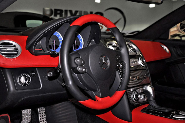 SLR Roadster vẫn chung thủy sở hữu cặp cửa hình cánh chim Gullwing ấn tượng, phong cách thiết kế mang tính biểu tượng trên nhiều mẫu siêu xe. SLR Roadster có cặp ống xả kép hai bên hông, gần khu vực đặt động cơ. Đuôi xe có khả năng tự động mở cánh khi xe ở tốc độ cao nhằm tăng độ đầm và khả năng cân bằng xe trong tình huống phanh gấp.