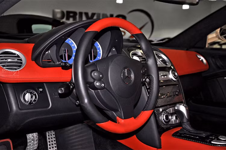 SLR Roadster vẫn chung thủy sở hữu cặp cửa hình cánh chim Gullwing ấn tượng, phong cách thiết kế mang tính biểu tượng trên nhiều mẫu siêu xe. SLR Roadster có cặp ống xả kép hai bên hông, gần khu vực đặt động cơ. Đuôi xe có khả năng tự động mở cánh khi xe ở tốc độ cao nhằm tăng độ đầm và khả năng cân bằng xe trong tình huống phanh gấp.