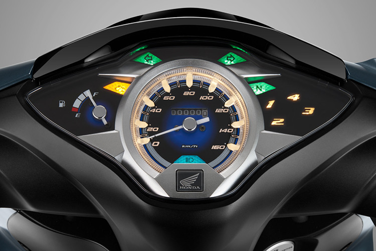 Phiên bản Tiêu chuẩn với phanh đĩa, vành nan hoa phủ lớp sơn bóng màu xanh đen cá tính. Những đường nét xanh đậm kết hợp tinh tế với từng mảng màu đen tuyền tạo cảm giác hài hòa nhưng không kém phần bắt mắt.