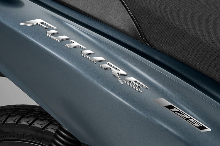 Future 125 FI mới duy trì đèn chiếu sáng phía trước có tính năng luôn sáng khi xe vận hành đảm bảo cho người điều khiển xe có tầm nhìn tốt nhất, hạn chế các trường hợp quên bật đèn pha khi đi trong điều kiện ánh sáng không đảm bảo.