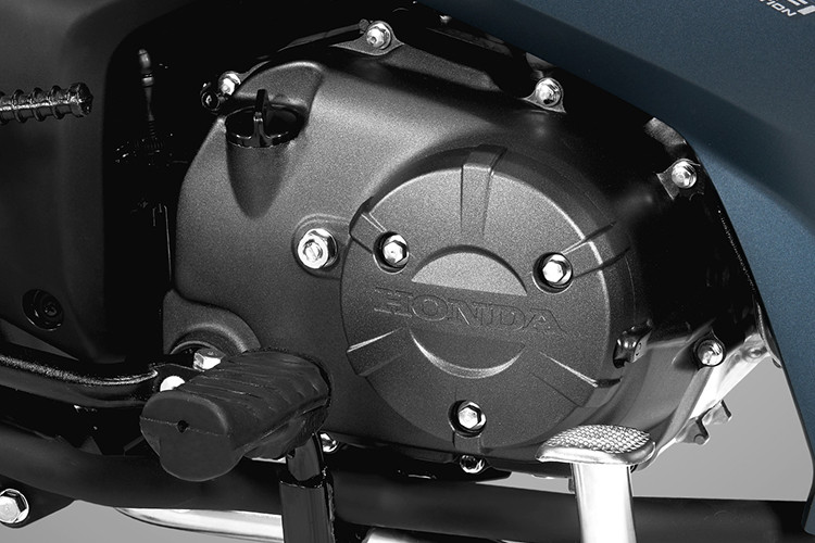 Bên cạnh đó, xe cũng tiếp tục được duy trì hộc đựng đồ lớn và để vừa mũ bảo hiểm cả đầu cùng vật dụng cá nhân khác. Ổ khóa thông minh 4 trong 1 dễ sử dụng, an toàn và chống gỉ sét, gồm khóa điện, khóa từ, khóa cổ và khóa yên.