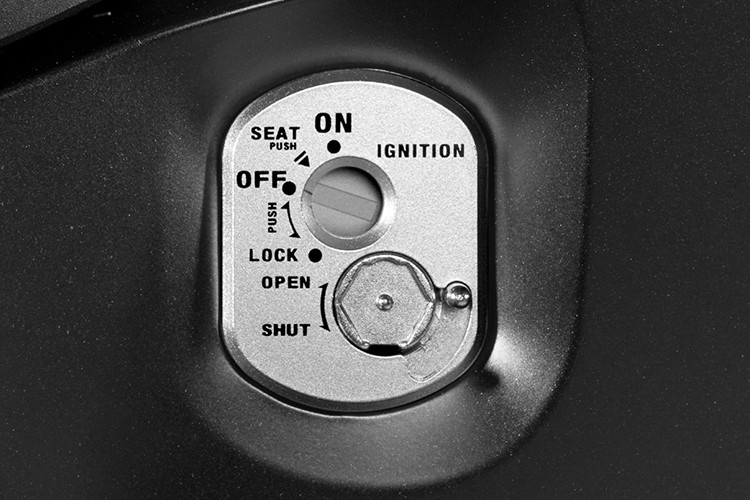 Bên cạnh những thay đổi về màu sắc, điểm nhấn đặc biệt của Future 125 FI mới nằm ở phần mặt nạ trước xe được mạ chrome cao cấp, kết hợp cùng thiết kế tạo khối sắc nét và logo "Future" 3D, làm tăng thêm vẻ lịch lãm, sang trọng cho mẫu xe.