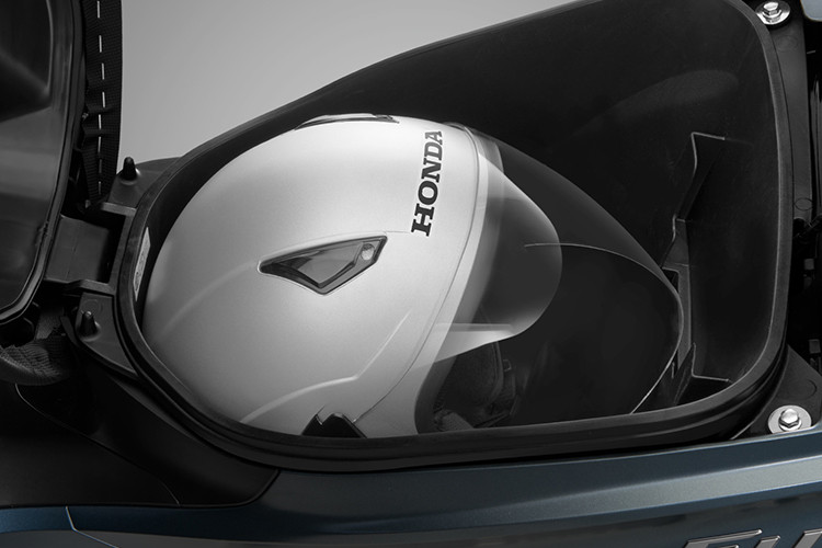 Được lấy cảm hứng từ thiết kế bảng điều khiển của những chiếc xe ô tô, mặt đồng hồ của Future mới với các thông số được sắp xếp theo hình vòm rộng, đem lại cảm giác khác biệt so với những mẫu xe số phổ thông khác. Đồng thời, mẫu xe sở hữu hệ thống đèn cao cấp, với đèn chiếu sáng phía trước dạng LED có cường độ sáng mạnh, giúp nâng cao khả năng quan sát khi đi vào ban đêm. 