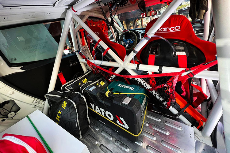 Ngoài ra, hộp số 6 cấp trên Mitsubishi Triton giúp các tay đua có sang số mượt mà và tăng tốc mạnh mẽ. Lẫy chuyển số thể thao trên vô lăng góp phần giúp thao tác chuyển số nhanh chóng và dễ dàng hơn khi xe đang chạy tốc độ cao trên những cung đường gồ ghề, khắc nghiệt.