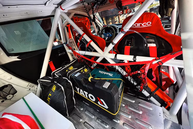 Ngoài ra, hộp số 6 cấp trên Mitsubishi Triton giúp các tay đua có sang số mượt mà và tăng tốc mạnh mẽ. Lẫy chuyển số thể thao trên vô lăng góp phần giúp thao tác chuyển số nhanh chóng và dễ dàng hơn khi xe đang chạy tốc độ cao trên những cung đường gồ ghề, khắc nghiệt.