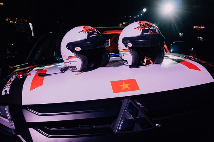 Với khả năng vận hành vượt trội, đáp ứng đa dạng nhu cầu công việc cũng như dã ngoại trên nhiều địa hình phức tạp và hiểm trở. Mitsubishi Triton sở hữu khối động cơ Diesel 2.4L mạnh mẽ, thân động cơ làm từ hợp kim nhôm, ứng dụng công nghệ van biến thiên MIVEC cho công suất 181PS tại vòng tua 3500RPM và sức kéo 430Nm tại vòng tua 2500RPM.