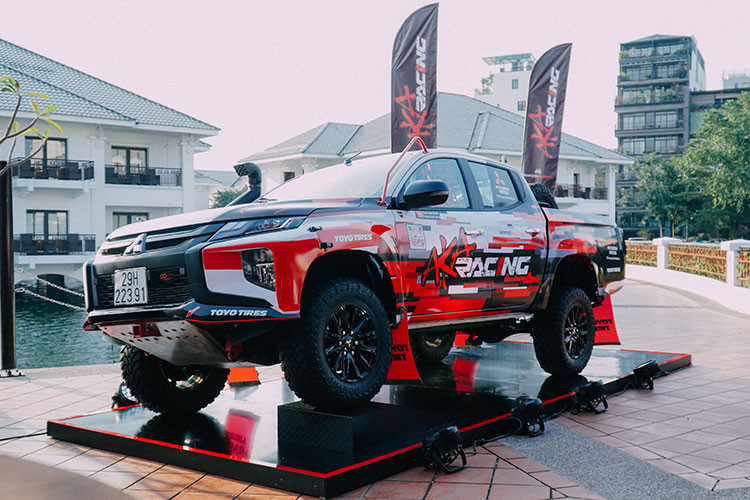 Dưới sự bảo trợ của Mitsubishi Motors Việt Nam, đội đua AKA Racing đã nâng cấp chiếc bán tải Mitsubishi Triton nguyên bản trở thành một chiếc xe đua đường trường chuyên nghiệp và là đội Việt Nam đầu tiên tham gia thi đấu giải đua xe đường trường xuyên quốc gia AXCR 2019 diễn ra tại Thái Lan và Myanmar.