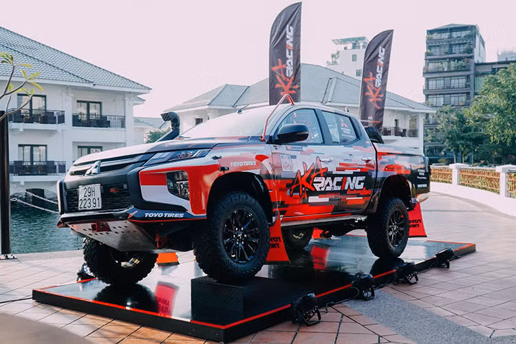 Dưới sự bảo trợ của Mitsubishi Motors Việt Nam, đội đua AKA Racing đã nâng cấp chiếc bán tải Mitsubishi Triton nguyên bản trở thành một chiếc xe đua đường trường chuyên nghiệp và là đội Việt Nam đầu tiên tham gia thi đấu giải đua xe đường trường xuyên quốc gia AXCR 2019 diễn ra tại Thái Lan và Myanmar.