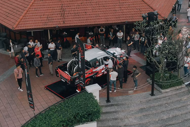 Sau khi đã được nâng cấp toàn bộ theo tiêu chuẩn kỹ thuật và an toàn của FIA cho đua xe rally quốc tế nhưng vẫn giữ lại những bộ phận quan trọng nhất của chiếc xe Mitsubishi Triton nguyên bản như khối trái tim động cơ mạnh mẽ, hệ truyền động ưu việt và khả năng gài cầu ở tốc độ cao đặc chủng. 