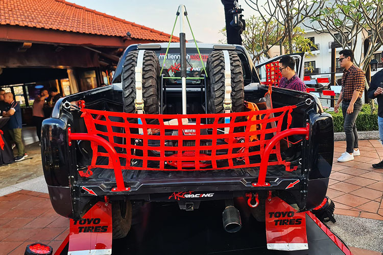 Với động cơ có trọng lượng nhẹ, cho công suất lớn, cùng với đầu và đuôi xe được cân bằng, Mitsubishi Triton có thể vận hành bền bỉ liên tục trên hàng nghìn kilometer đường đua vô cùng khắc nghiệt của thể thức đua xe đường trường xuyên quốc gia.