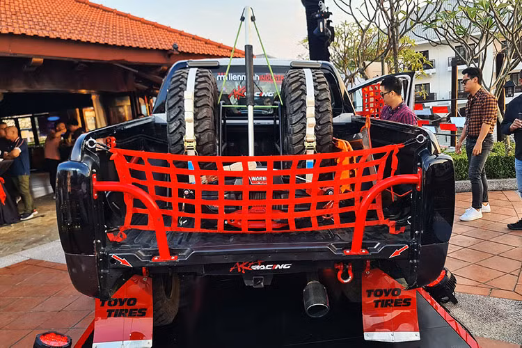 Với động cơ có trọng lượng nhẹ, cho công suất lớn, cùng với đầu và đuôi xe được cân bằng, Mitsubishi Triton có thể vận hành bền bỉ liên tục trên hàng nghìn kilometer đường đua vô cùng khắc nghiệt của thể thức đua xe đường trường xuyên quốc gia.