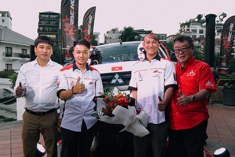 Đội đua xe đường trường chuyên nghiệp đầu tiên của Việt Nam - AKA Racing xuất hiên tại triển lãm ôtô Việt Nam - VMS 2022, đã nhận được nhiều sự quan tâm từ các đơn vị truyền thông báo chí và khán giả cả nước, đặc biệt là cộng đồng mê xe yêu tốc độ và đam mê máy móc kỹ thuật. Và mới đây, Mitsubishi Triton và AKA Racing đã có mặt tại Hà Nội để chuẩn bị cho Giải đua đường trường xuyên quốc gia AXCR 2022.