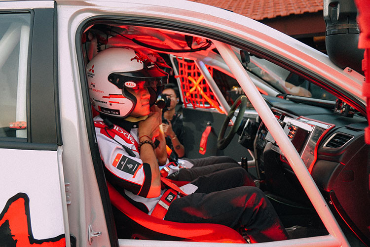 Đặc biệt hơn, với chiều dài trục cơ sở nguyên bản của xe, khoảng sáng gầm lớn cùng góc tới, góc thoát và góc vượt đỉnh dốc được tối ưu, Mitsubishi Triton có thể vận hành linh hoạt vượt trội so với những xe bán tải cùng phân khúc, từ những cung đường xuyên rừng chật hẹp đến những đèo dốc đồi núi hiểm trở.