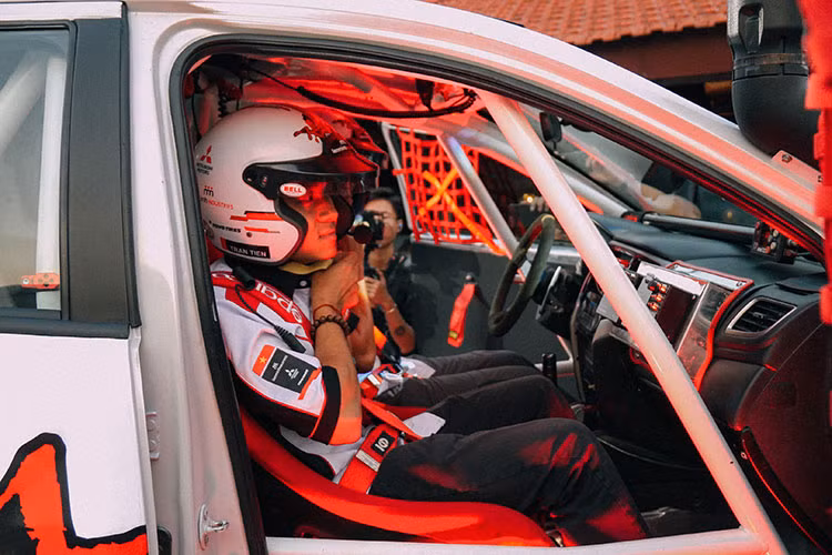 Đặc biệt hơn, với chiều dài trục cơ sở nguyên bản của xe, khoảng sáng gầm lớn cùng góc tới, góc thoát và góc vượt đỉnh dốc được tối ưu, Mitsubishi Triton có thể vận hành linh hoạt vượt trội so với những xe bán tải cùng phân khúc, từ những cung đường xuyên rừng chật hẹp đến những đèo dốc đồi núi hiểm trở.