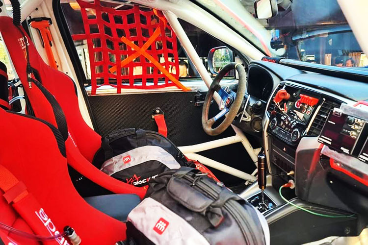 Hệ dẫn động 2 cầu huyền thoại Super Select 4WD - II được trang bị vi sai trung tâm giúp cho xe có khả năng gài cầu khi đang di chuyển với tốc độ lên đến 100km/h và vận hành 2 cầu ở tốc độ cao lên đến 120km/h. Đây là một trong những yếu tố thuyết phục đội đua AKA Racing chọn sử dụng xe Mitsubishi Triton tham gia thi đấu tại các giải đua đường trường.