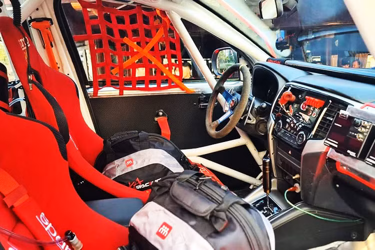 Hệ dẫn động 2 cầu huyền thoại Super Select 4WD - II được trang bị vi sai trung tâm giúp cho xe có khả năng gài cầu khi đang di chuyển với tốc độ lên đến 100km/h và vận hành 2 cầu ở tốc độ cao lên đến 120km/h. Đây là một trong những yếu tố thuyết phục đội đua AKA Racing chọn sử dụng xe Mitsubishi Triton tham gia thi đấu tại các giải đua đường trường.