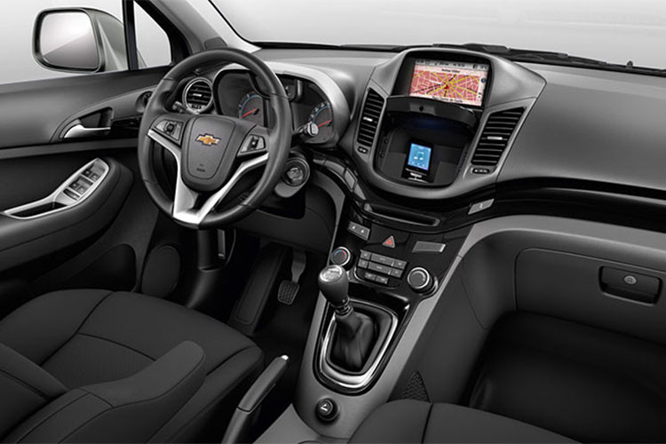 Ở bản cao cấp, Chevrolet Orlando 2018 được trang bị cả cửa sổ trời toàn cảnh Paronama. Động cơ của Chevrolet Orlando 2018 tại thị trường Trung Quốc là máy xăng 4 xi-lanh, tăng áp, dung tích 1,3 lít với công suất tối đa 156 mã lực. Động cơ kết hợp với hộp số sàn hoặc tự động 6 cấp.