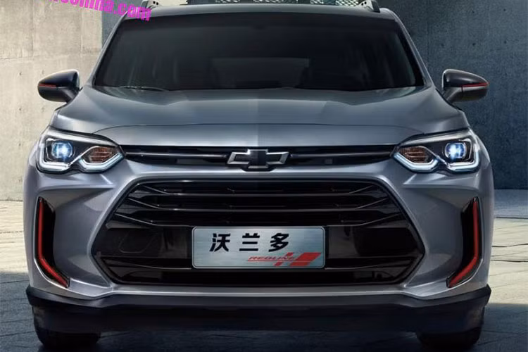 So với phiên bản MPV cũ, mẫu SUV này dài hơn 32 mm, hẹp hơn 29 mm và thấp hơn 5 mm. Riêng chiều dài cơ sở tăng 36 mm, mang đến nội thất rộng hơn. Bên ngoài, Orlando 2018 sở hữu thiết kế tương tự các mẫu xe đời mới khác của Chevrolet với hốc gió cỡ lớn ngay bên dưới lưới tản nhiệt dạng thanh đơn nối liền với cụm đèn pha.