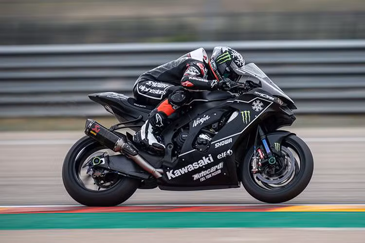 Hệ thống giữ ga tự động và màn hình TFT có thể kết nối với điện thoại thông minh. Bên cạnh đó, xe còn sở hữu bộ vành đúc Marchesini đi kèm lốp Pirelli Diablo Supercorsa SP.