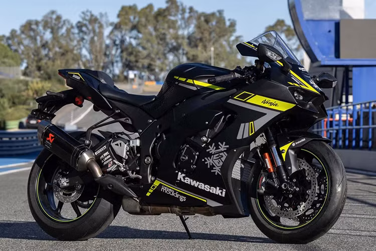 Hãng xe môtô đình đám Nhật bản năm nay đã quyết định tung ra 25 chiếc Kawasaki Ninja ZX-10RR bản Winter Test Edition dành cho đường phố, với cấu hình và trang trí khá sát với bản thử nghiệm WSBK 2024 trên đường đua.