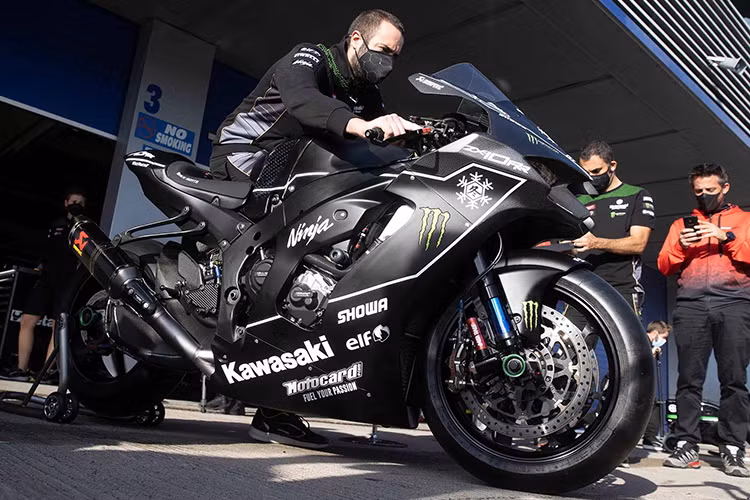 Động cơ xe vẫn là cỗ máy 4 xi-lanh thẳng hàng 998cc. Bên trong động cơ sử dụng tay biên bằng titanium của Pankl, piston nhẹ hơn bản ZX-10R nhờ số séc măng ít hơn và chiều cao piston thấp hơn giúp tăng tuổi thọ khi bị ma sát.