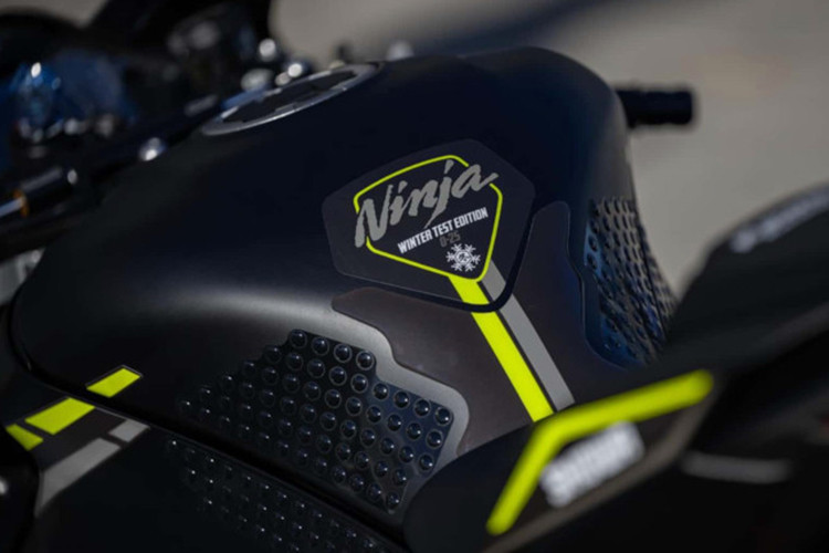 Về mặt thẩm mỹ, ngoài màu sơn đen mờ Ebony Black mới và các chi tiết màu vàng huỳnh quang, bản Winter Test nổi bật ở mặt trước với logo hình bông tuyết và ký tự chữ Kanji "Fuyu", có nghĩa là "mùa đông" trong tiếng Nhật.