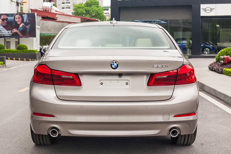 Về ngoại hình, BMW 520i 2020 mới sở hữu kích thước tổng thể dài x rộng x cao lần lượt là 4.936 x 1.868 x 1.479 mm. Xe sử dụng đèn pha, hậu LED với dải đèn LED ban ngày kiểu Corona Ring cắt bằng phía trên, dải LED trên cùng kiểu mí mắt xếch lên cao tạo diện mạo ngầu và hiện đại hơn. Đuôi xe BMW 520i được tạo hình chắc chắn, cứng cáp với nhiều lớp gân nổi xếp tầng lên nhau, mâm hợp kim 18inch.