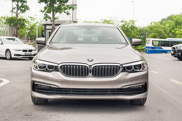 Làm so sánh, giá bán sau ưu đãi 1,999 tỷ đồng hiện tại của BMW 520i đã thấp hơn 51 triệu đồng so với đối thủ Mercedes-Benz E 180 đang có giá niêm yết 2,050 tỷ đồng, cũng như thấp hơn 291 triệu đồng so với phiên bản E 200 Exclusive đang có giá niêm yết 2,290 tỷ đồng. Đáng chú ý, BMW 520i hiện tại đã trở thành mẫu xe có giá bán thấp nhất trong phân khúc sedan hạng sang cỡ trung tại thị trường Việt Nam.