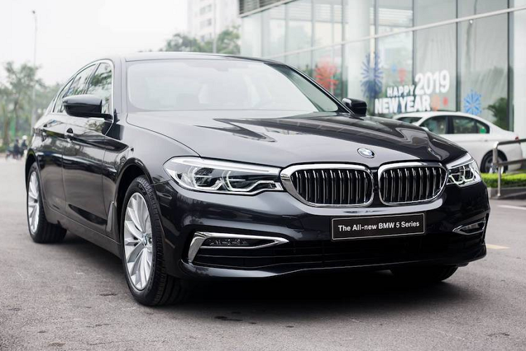 BMW 520i giảm giá mạnh dưới 2 tỷ đồng là một tin vui đối với khách hàng đang có nhu cầu mua xe mới, tuy nhiên những khách hàng đã mua xe sẽ không cảm thấy vui vẻ vì điều này, khi xe của họ bị “mất giá” một phần sau khi hãng giảm giá sâu cho xe mới. Việc giảm giá bán liên tục khiến xe nhanh chóng bị giảm giá trị khi bán lại.