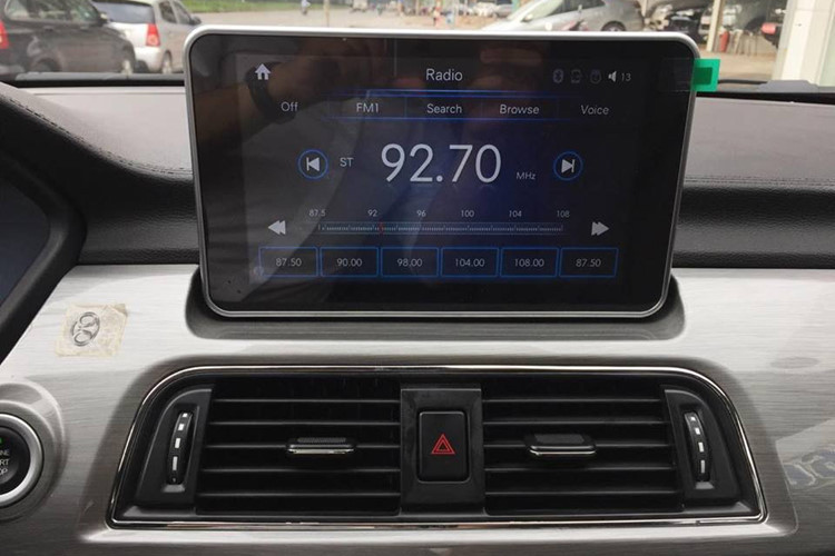 Nội thất của F5 với vô-lăng bọc da 3 chấu thể thao bao bởi viền kim loại nhôm sáng tích hợp phím điều khiển âm thanh, điều hòa vùng tự động, các phím chức năng bố trí gần sát đối với người dùng. Trang bị công nghệ gồm màn hình cảm ứng 9 inch cho hệ thống thông tin giải trí, hỗ trợ kết nối USB, Bluetooth, AUX, HDMI, định vị GPS.