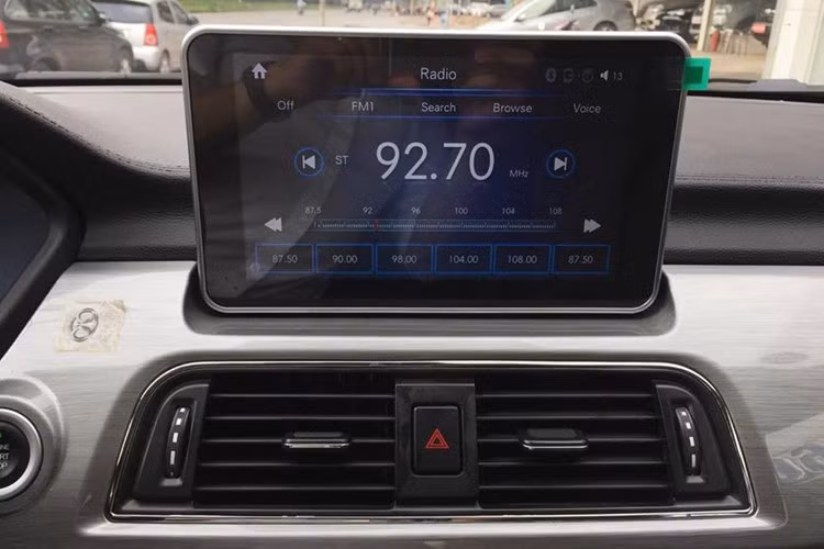 Nội thất của F5 với vô-lăng bọc da 3 chấu thể thao bao bởi viền kim loại nhôm sáng tích hợp phím điều khiển âm thanh, điều hòa vùng tự động, các phím chức năng bố trí gần sát đối với người dùng. Trang bị công nghệ gồm màn hình cảm ứng 9 inch cho hệ thống thông tin giải trí, hỗ trợ kết nối USB, Bluetooth, AUX, HDMI, định vị GPS.