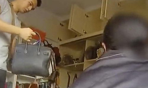 Me gia mang tui “Louis Vuitton” di cho mua thit lon, con gai bi bat giam