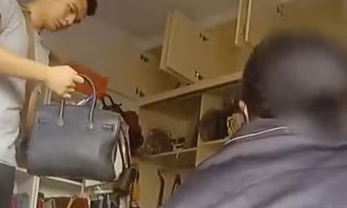 Me gia mang tui “Louis Vuitton” di cho mua thit lon, con gai bi bat giam