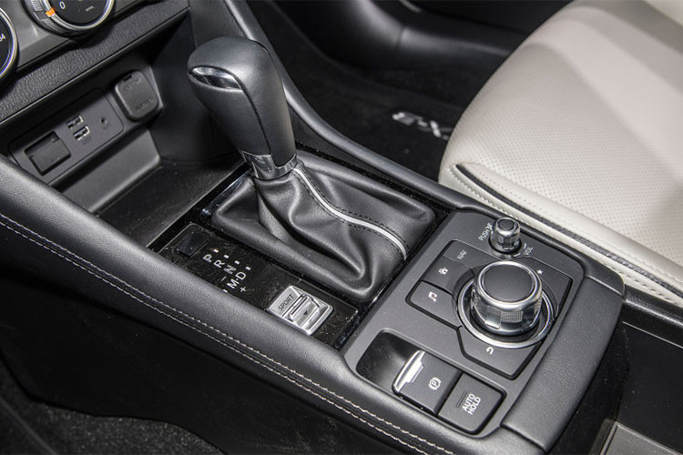 Tại Mỹ, Mazda CX-3 2019 có ba biến thể: Sport, Touring và Grand Touring. Mazda CX-3 Sport với mức giá 21.365 USD (khoảng 484 triệu đồng), có trang bị tiêu chuẩn gồm ghế bọc vải, hệ thống thông tin giải trí Mazda Connect qua màn hình 7 inch, camera chiếu hậu và kết nối Bluetooth.