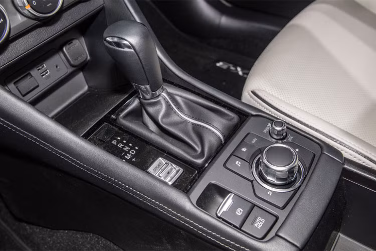 Tại Mỹ, Mazda CX-3 2019 có ba biến thể: Sport, Touring và Grand Touring. Mazda CX-3 Sport với mức giá 21.365 USD (khoảng 484 triệu đồng), có trang bị tiêu chuẩn gồm ghế bọc vải, hệ thống thông tin giải trí Mazda Connect qua màn hình 7 inch, camera chiếu hậu và kết nối Bluetooth.