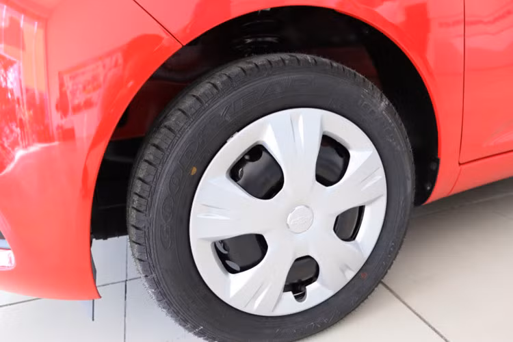 Cũng như nhiều hãng xe khác, đối mặt với thời điểm năm mới cận kề, những chiếc Spark LS được giảm giá 70 triệu lần này là xe đời cũ, mặc dù sản xuất 2017. Hiện tại, giá xe Spark LS 2018 mới là 359 triệu đồng.