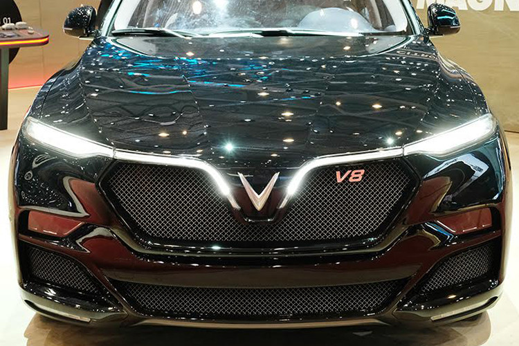 Xe VinFast được đặt trong gian hàng của Magna chứ không phải một gian riêng của thương hiệu xe ôtô Việt Nam. Đây là đơn vị hỗ trợ việc biến 2 mẫu xe ôtô VinFast Lux từ ý tưởng trên bàn giấy thành chiếc xe thực.