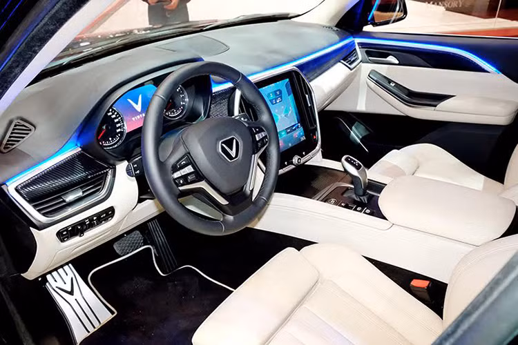 Việc tiếp tục xuất hiện ấn tượng tại một trong những triển lãm quan trọng bậc nhất của ngành ôtô thế giới và nổi bật trong gian hàng của đối tác Magna Steyr đã khẳng định khát vọng chinh phục đẳng cấp quốc tế của thương hiệu xe VinFast.