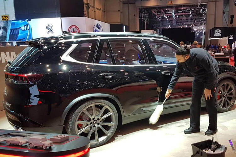 Theo VinFast dự kiến, giá xe VinFast Lux V8 Limited Edition chưa được nhắc đến nhưng mẫu xe này có thể sẽ được sản xuất với số lượng hạn chế và bán ra thị trường trong năm 2020. Hiện tại, những chiếc xe VinFast Lux bản thương mại cũng đang được hoàn thiện tại nhà máy ở Hải Phòng để ngày 6/3 có thể xuất xưởng và đưa ra thử nghiệm.