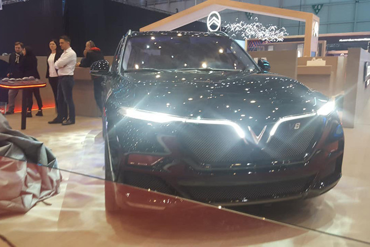 Tại Geneva Motor Show 2019 - triển lãm ôtô hàng đầu thế giới đang diễn ra ở Thụy Sĩ, nhà sản xuất xe VinFast đã bất ngờ đem tới ra mắt mẫu SUV phiên bản đặc biệt VinFast Lux V8 Limited Edition mới.
