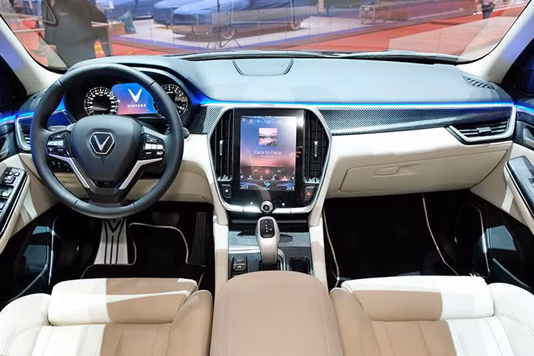 Bên trong xe, chất liệu nội thất của VinFast Lux V8 Limited Edition cũng được cải tiến so với bản thường VinFast Lux SA2.0, khi kết hợp da lộn cao cấp Ultrasuede cùng hợp chất sợi carbon. Toàn bộ phần da phủ bên trong xe đều được chế tác hoàn toàn thủ công. Bên cạnh đó, hàng ghế dưới của phiên bản đặc biệt này đã được cân chỉnh kỹ càng để mang đến sự thoải mái và tiện nghi hơn cho người ngồi sau.