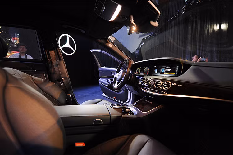 Thiết kế tay lái hoàn toàn mới 3 chấu hình chữ V mạ chrome, cùng bố cục phím điều khiển tinh gọn, mang đến sự tự tin cho người lái. Cụm điều khiển Cruise Control/Speed Limit nay đã được tích hợp trên tay lái, mang đến sự tiện lợi khi thao tác. Đáng chú ý là bảng đồng hồ kỹ thuật số với sự kết hợp của hai màn hình hiển thị có kích thước 12,3 inch.