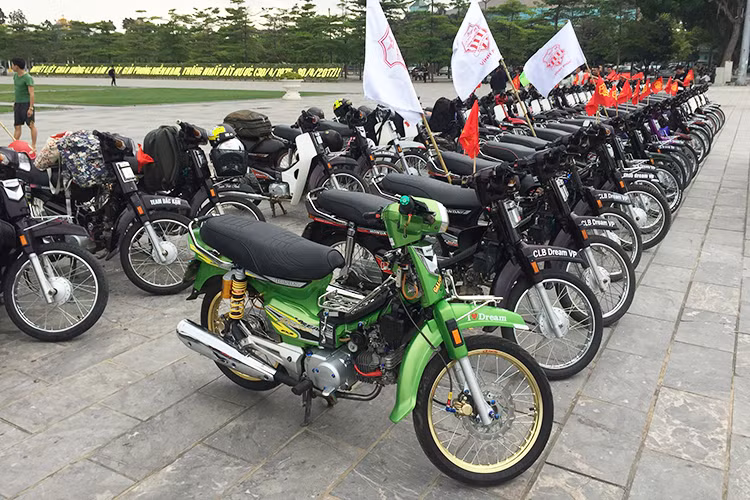 Bên cạnh các hoạt động chính thức, qua các chuyến dã ngoại và tập luyện của mình những người chơi xe còn tham gia khuấy động và giúp đỡ phát triển các Clb mới thành lập tại các tỉnh thành trên cả nước, phổ biến và phát triển chương trình an toàn giao thông cho các bạn trẻ trên diễn đàn…