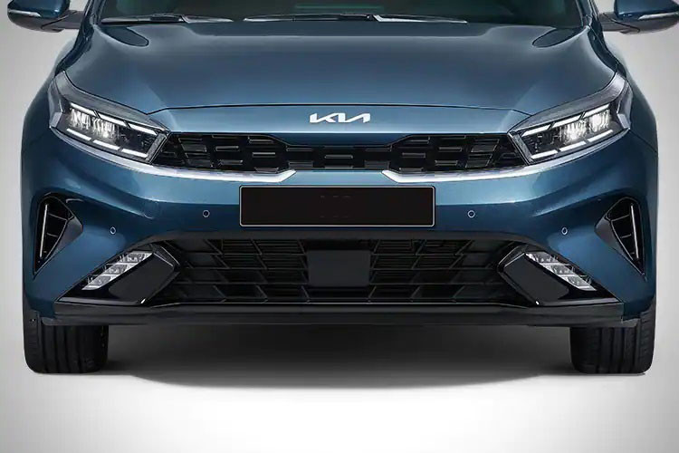 Kia Cerato 2022 là phiên bản nâng cấp giữa vòng đời sở hữu thiết kế mới thể thao và hiện đại hơn. Logo mới của thương hiệu là một điểm nhấn đáng chú ý ở ngoại thất. Lưới tản nhiệt được tinh chỉnh lại, cản trước thiết kế mạnh mẽ hơn, cụm đèn chiếu sáng mới thanh mảnh và vuốt về phần hông xe.