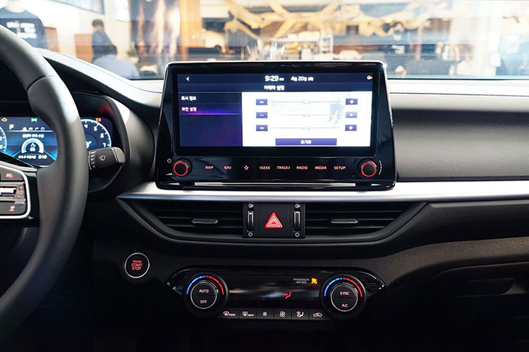 Tại thị trường nước ngoài, phiên bản cao cấp hơn được bổ sung hệ thống phanh đĩa sau lớn hơn, khóa thông minh, nội thất bọc da, hàng ghế trước có sưởi, điều hòa tự động 2 vùng, gương chiếu hậu chống chói, phanh tự động thông minh, hỗ trợ tránh va chạm điểm mù, kiểm soát hành trình thích ứng…