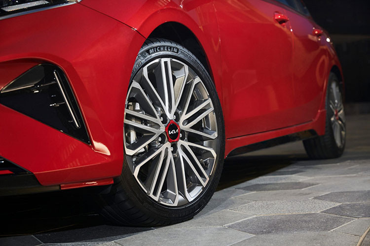 Trang bị hộp số là loại số sàn 6 cấp hoặc tự động 6 cấp tùy phiên bản. Các trang bị an toàn của xe nhiều khả năng cũng sẽ không có gì thay đổi.