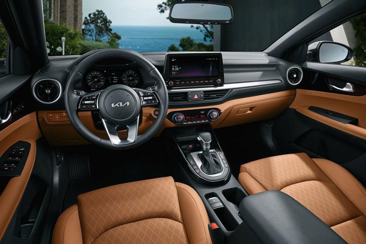 Ở nội thất bên trong, Kia Cerato 2022 tại Việt Nam sẽ có thêm một số trang bị mới hấp dẫn hơn. Ví dụ như màn hình giải trí kích cỡ lớn lên tới 10,25 inch như thị trường quốc tế, phanh tay điện tử nhưng bảng đồng hồ sau vô lăng chưa chắc đã được nâng cấp lên dạng kỹ thuật số.