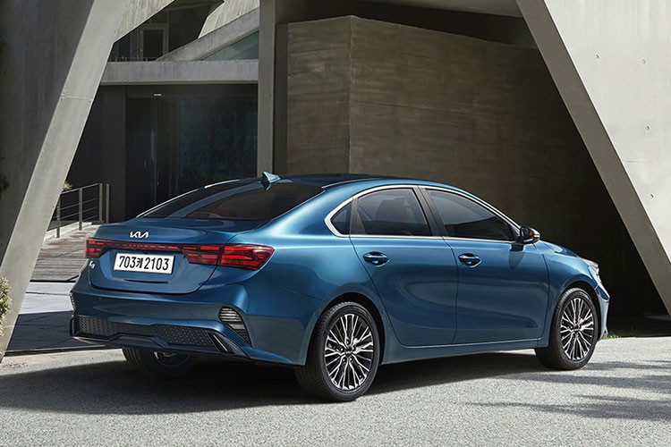 Phía đại lý chưa hé lộ giá xe Kia Cerato 2022 nhưng có khả năng sẽ chỉ tăng nhẹ do THACO vẫn muốn giữ lợi thế giá bán rẻ nhất phân khúc sedan hạng C của mẫu xe này. Hiện tại, những chiếc Cerato đời cũ vẫn đang được tư vấn bán hàng chào bán với ưu đãi lên tới 65 triệu đồng, đưa giá bán hạ xuống ngang một số mẫu sedan hạng B.